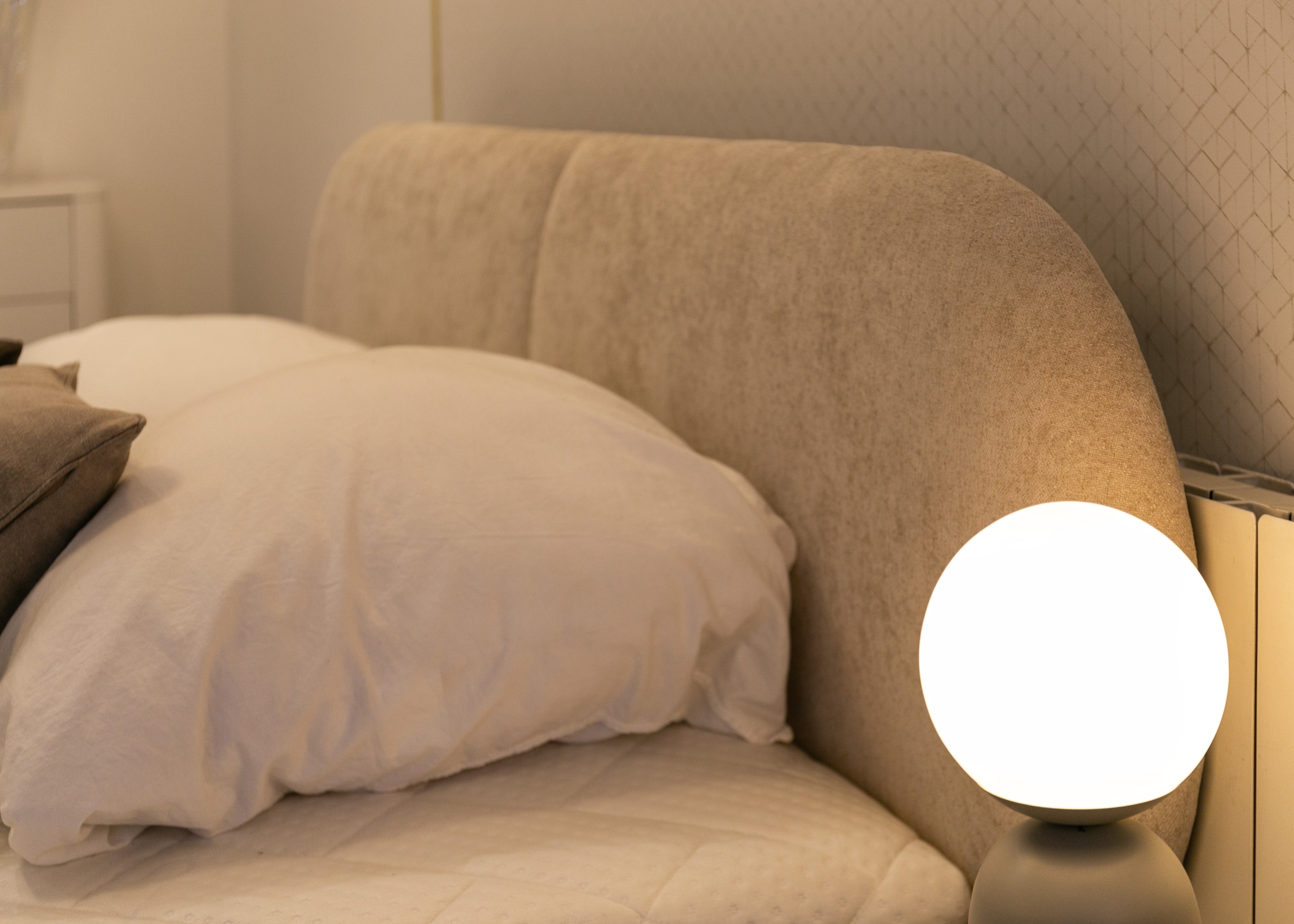 Łóżko tapicerowane 160x200 cm Ovalle z pojemnikiem stelaż metalowy beżowe szenil nóżki złote