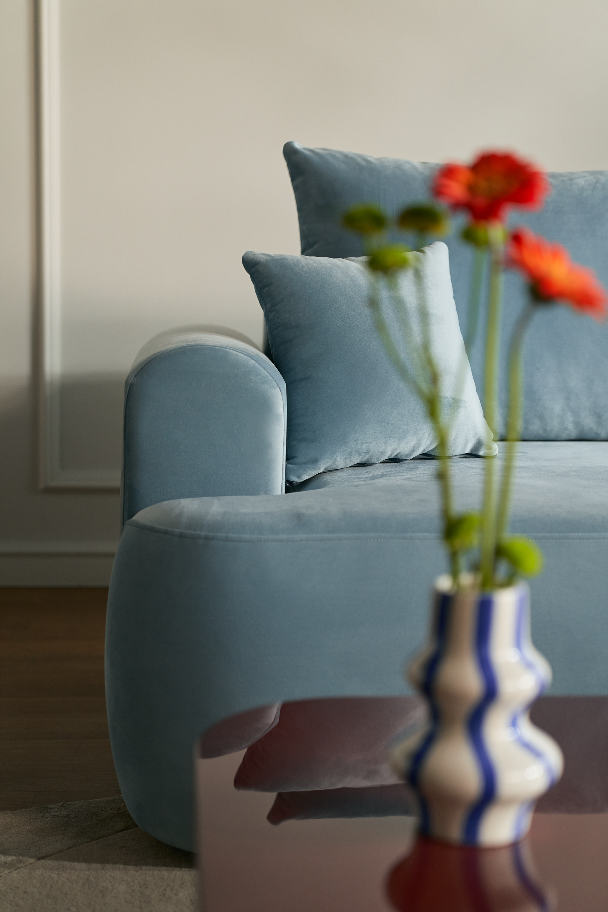 Narożnik z funkcją spania Ovo L-kształtny prawostronny z pojemnikiem błękitny welur hydrofobowy