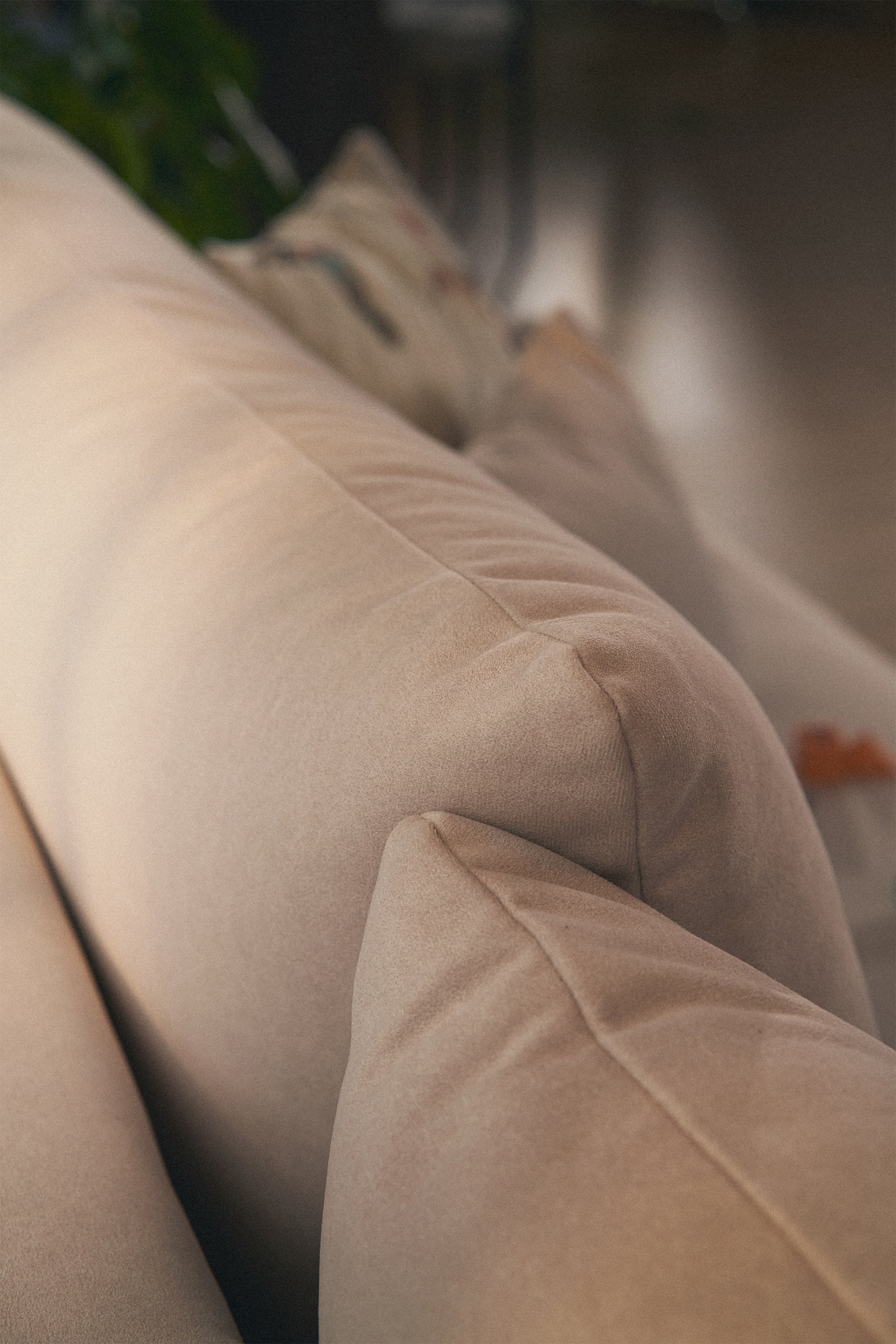 Narożnik z funkcją spania Ovo mini L-kształtny prawostronny z pojemnikiem kremowy welur łatwoczyszczący