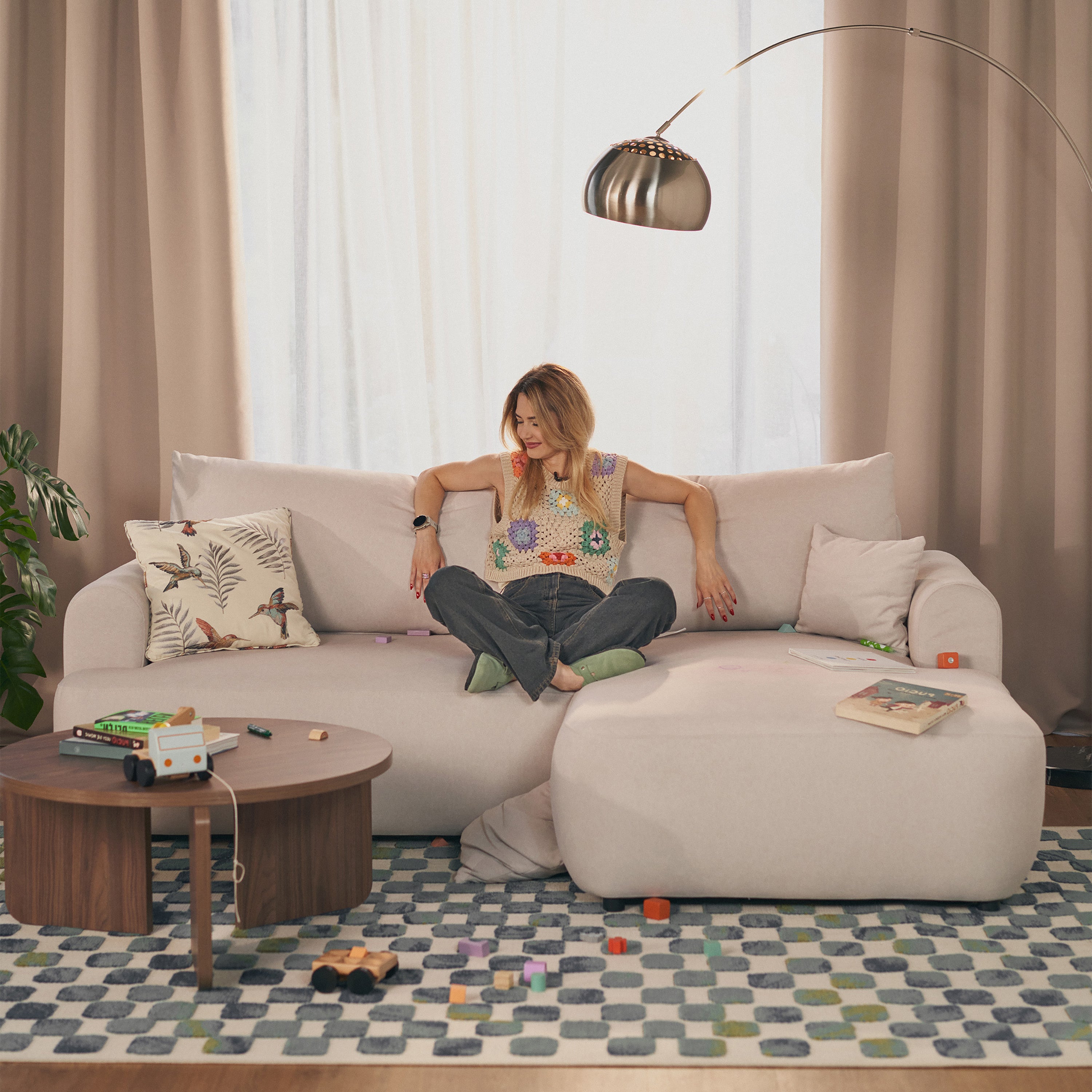 Narożnik z funkcją spania Ovo mini L-kształtny prawostronny z pojemnikiem kremowy welur łatwoczyszczący