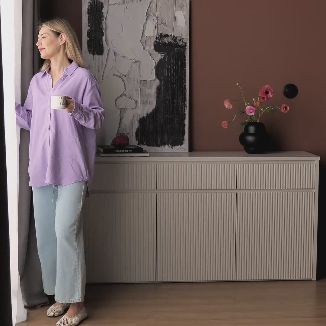 Załaduj wideo: Komoda trzydrzwiowa Vemmi z trzema szufladami 155 cm z ryflowanym frontem kaszmir