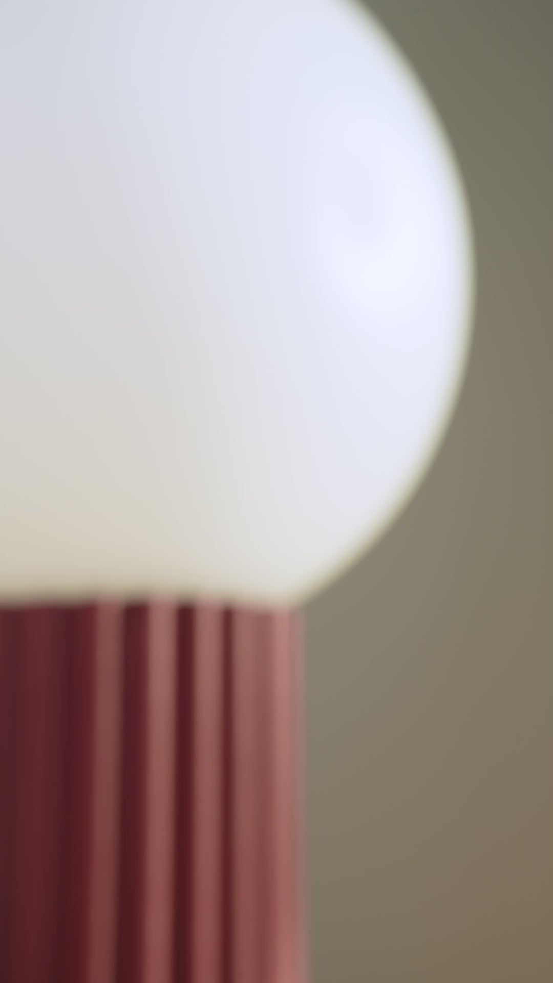 Załaduj wideo: Lampa stołowa Halo burgund