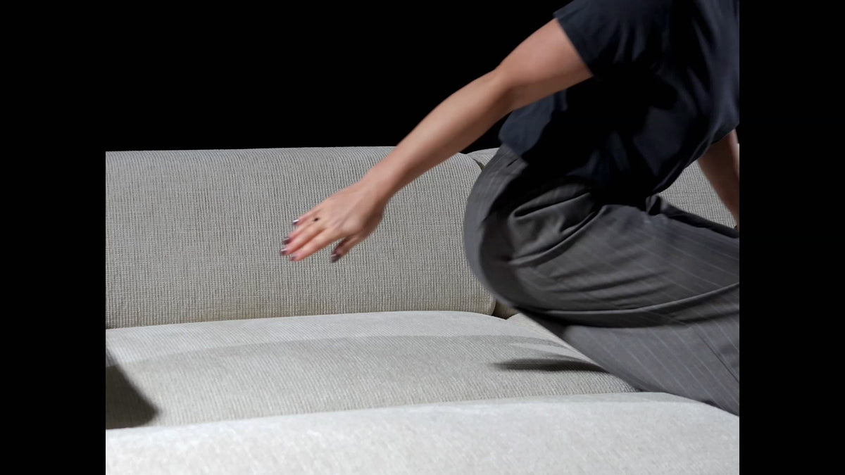 Załaduj wideo: Sofa modułowa Pyllomi z pufą kremowa plecionka