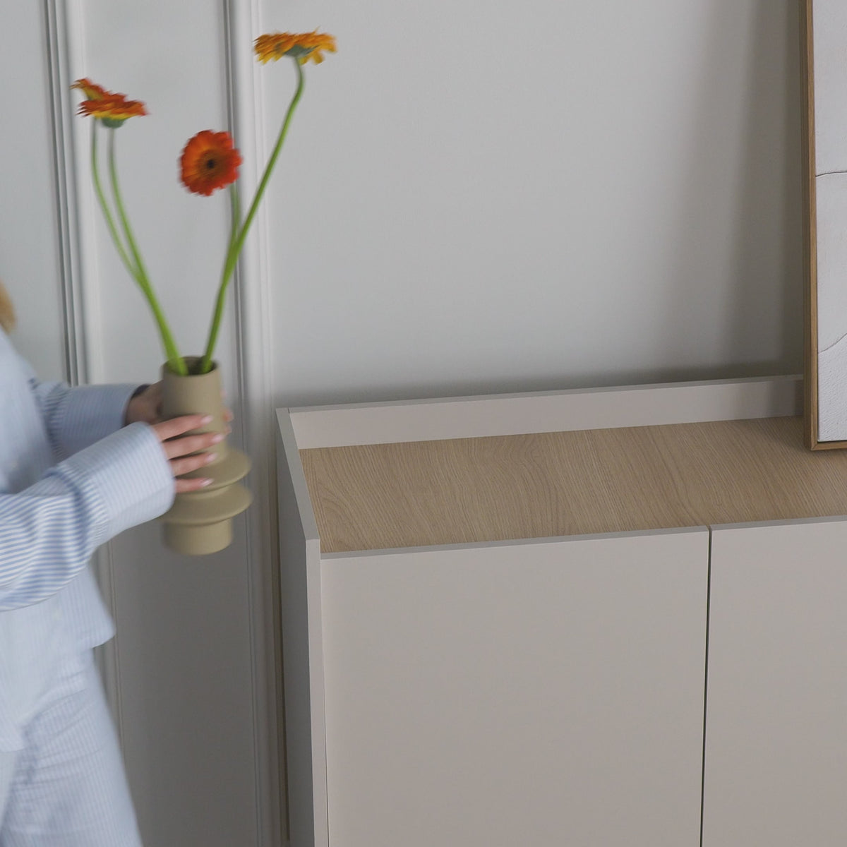 Załaduj wideo: Komoda trzydrzwiowa Tovi 140 cm kaszmir/dąb lindberg