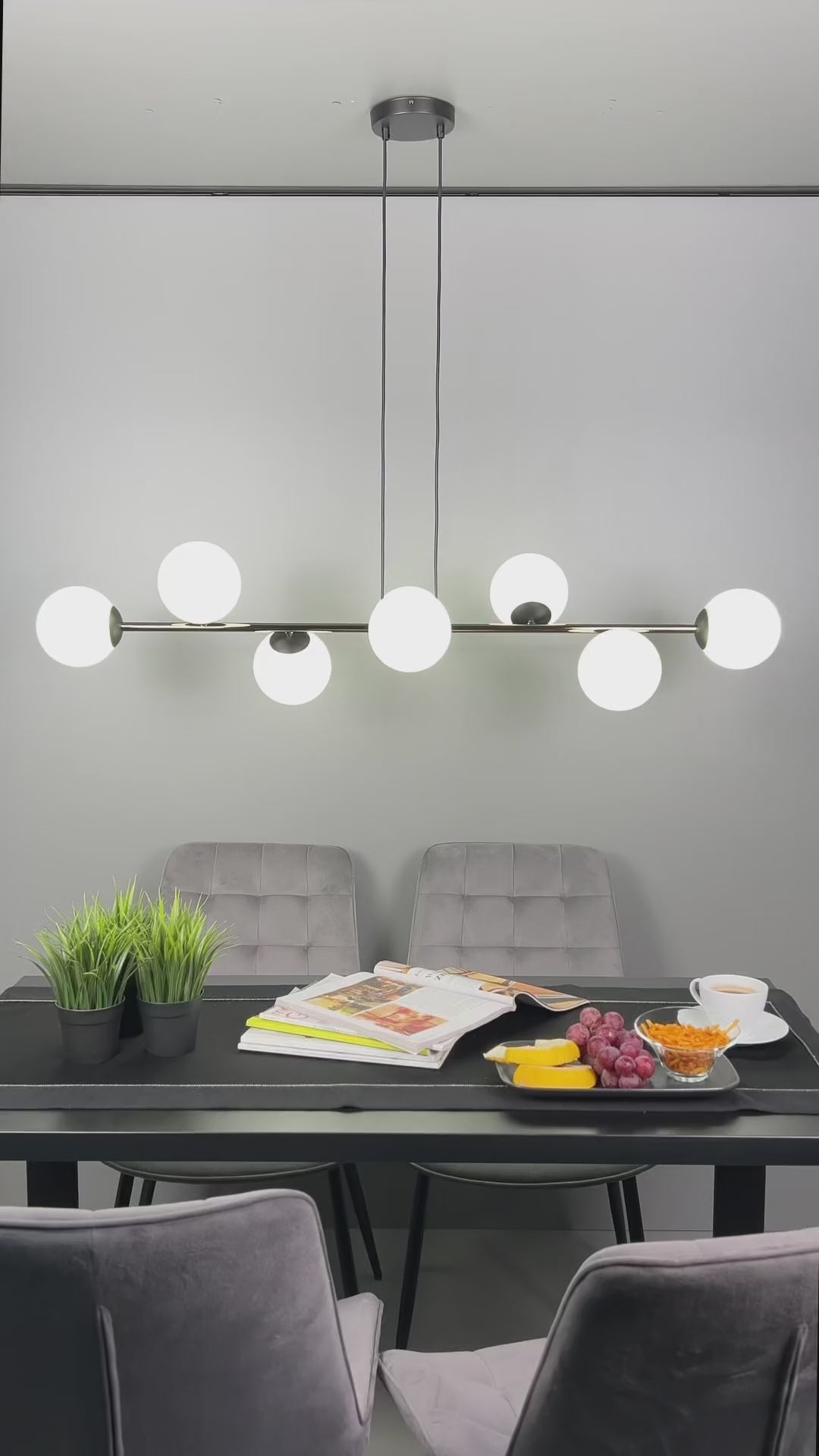 Załaduj wideo: Lampa wisząca Bestalles czarno-złota z białymi kloszami x8