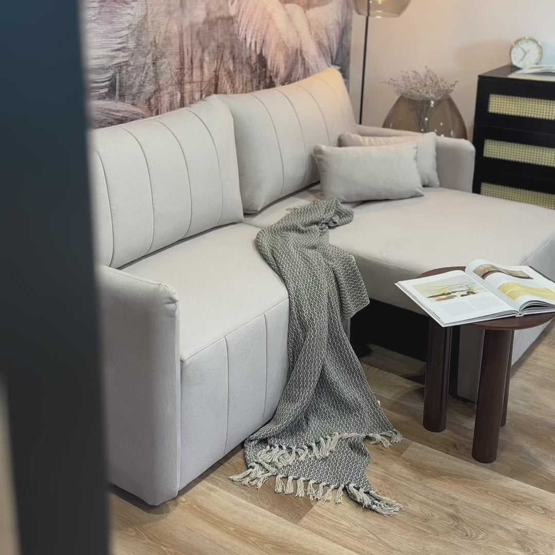 Załaduj wideo: Kanapa rozkładana do narożnika Pierra z pojemnikiem kremowa velvet hydrofobowa