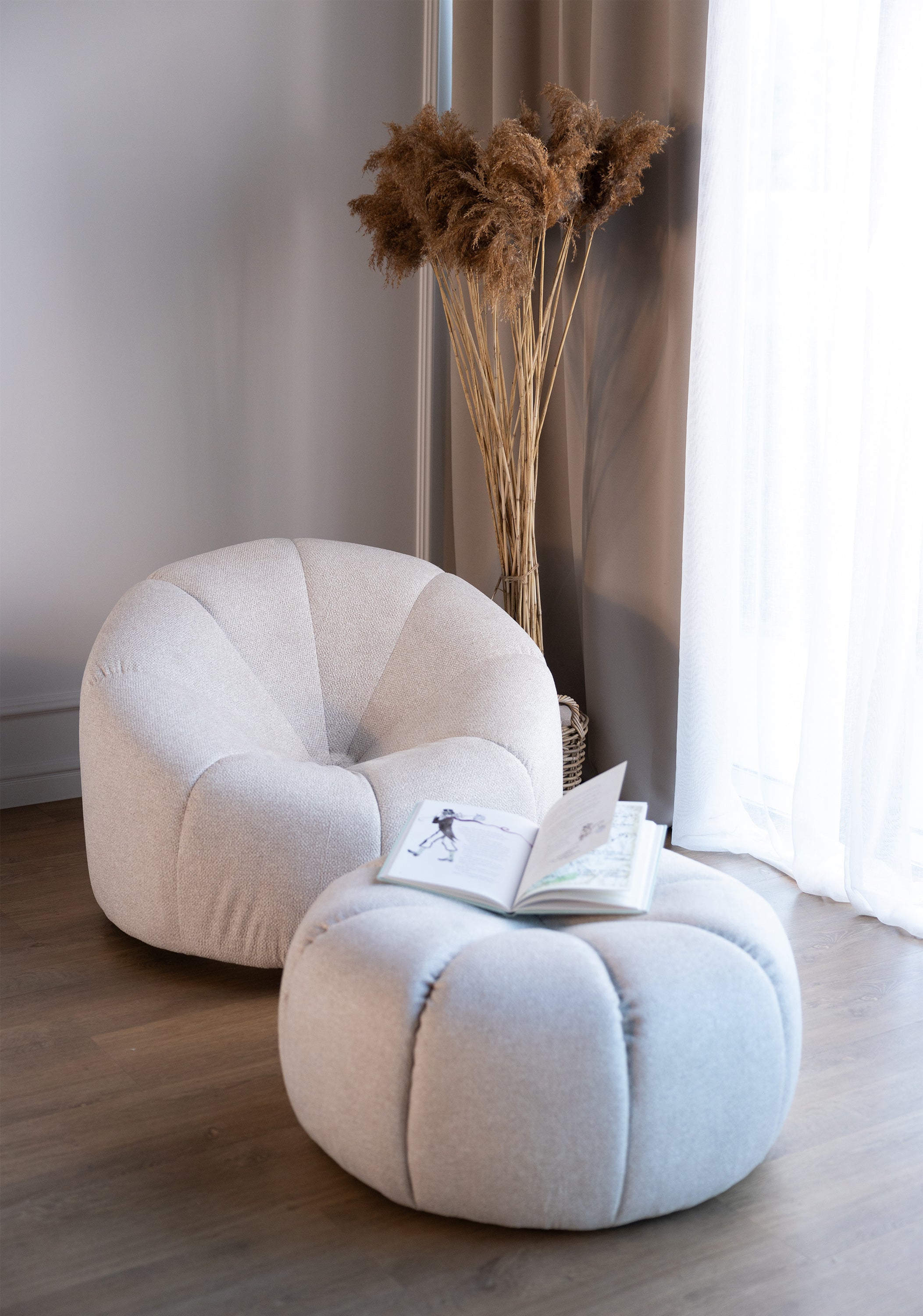 Fotel obrotowy Pumpkini z pufą biały plecionka hydrofobowa
