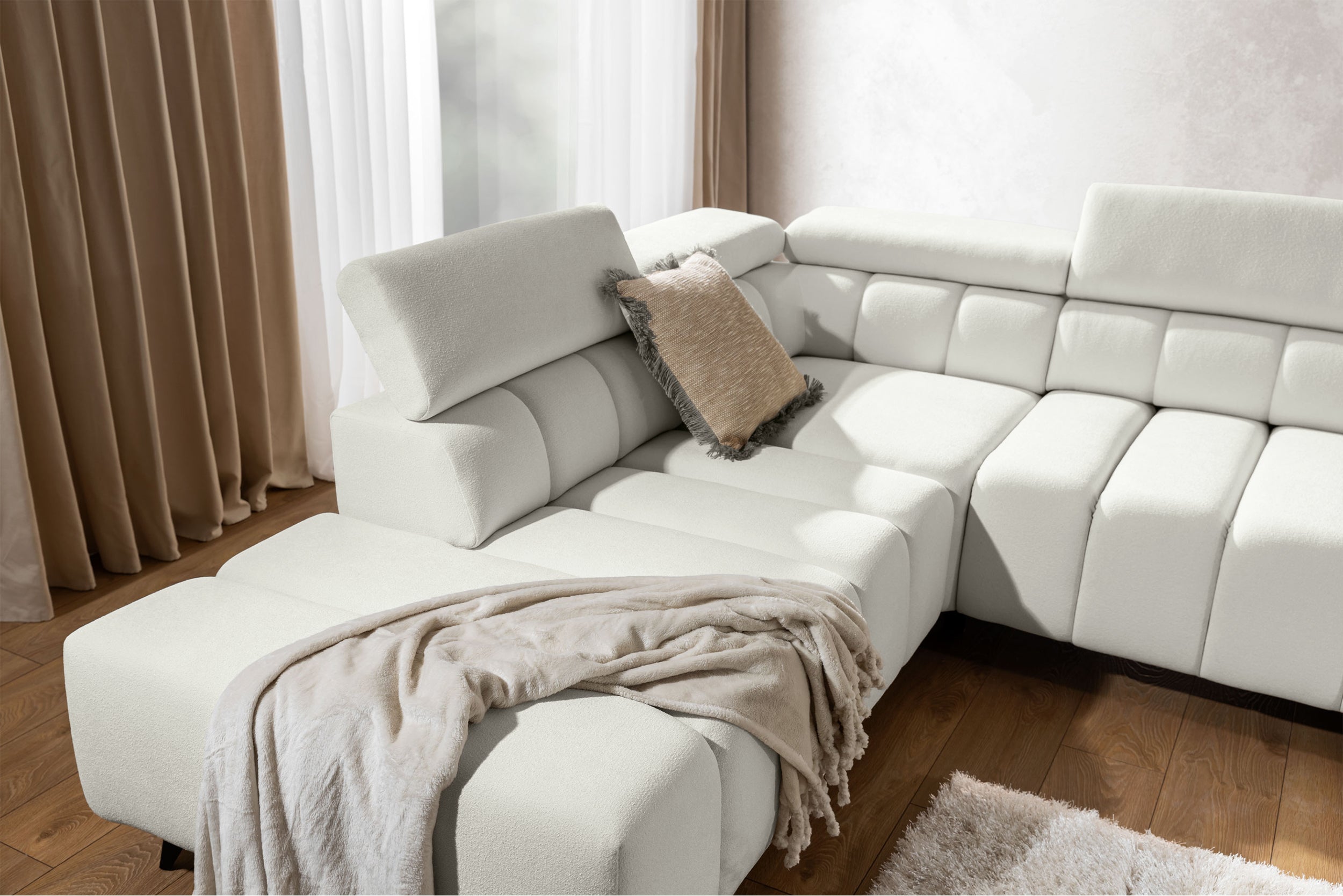 Narożnik z funkcją spania Ragussino L-kształtny z boczkiem i regulowanymi zagłówkami kremowy szenil lewostronny