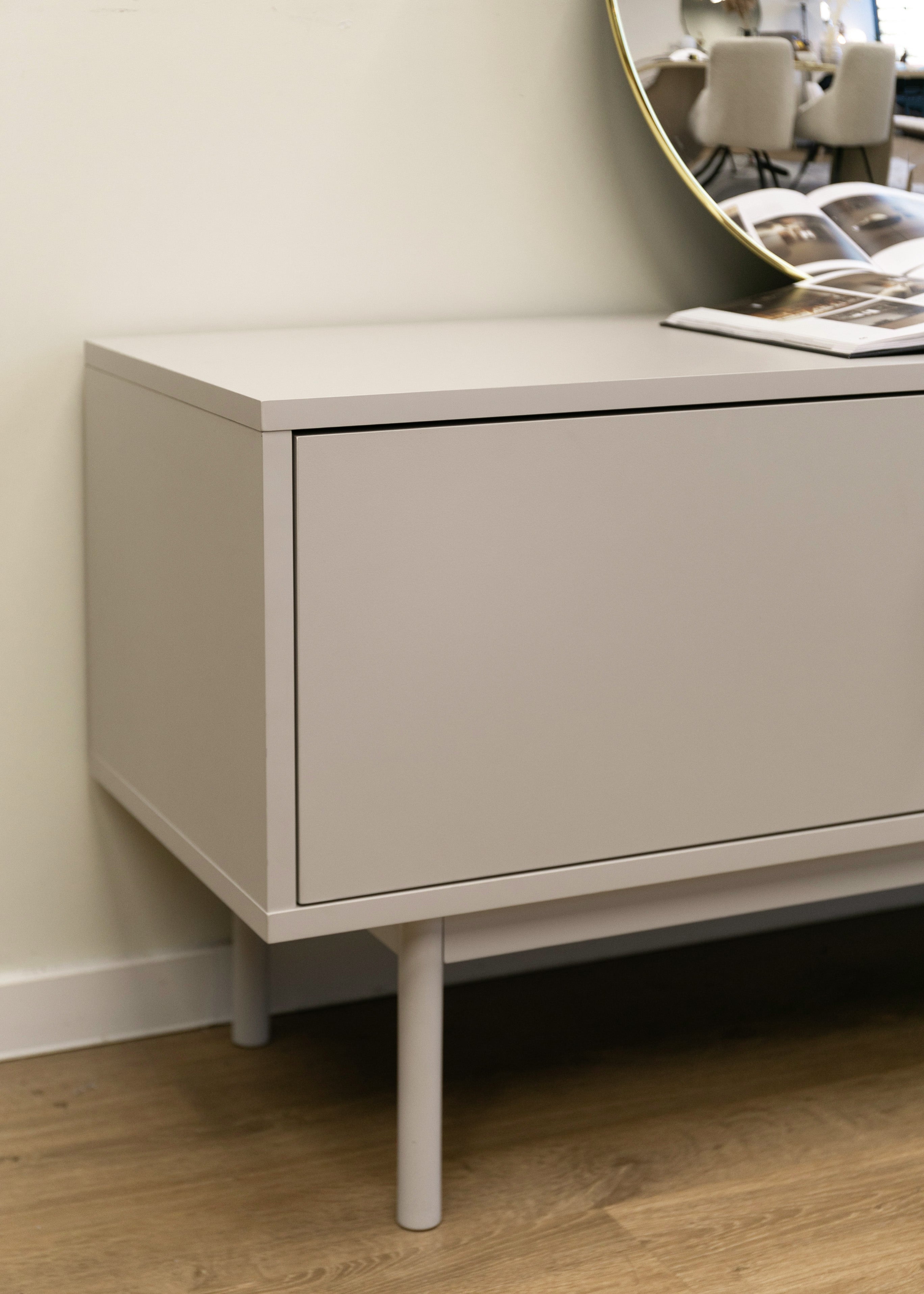 Szafka RTV Viviaro dwudrzwiowa z wnękami 154 cm kaszmir