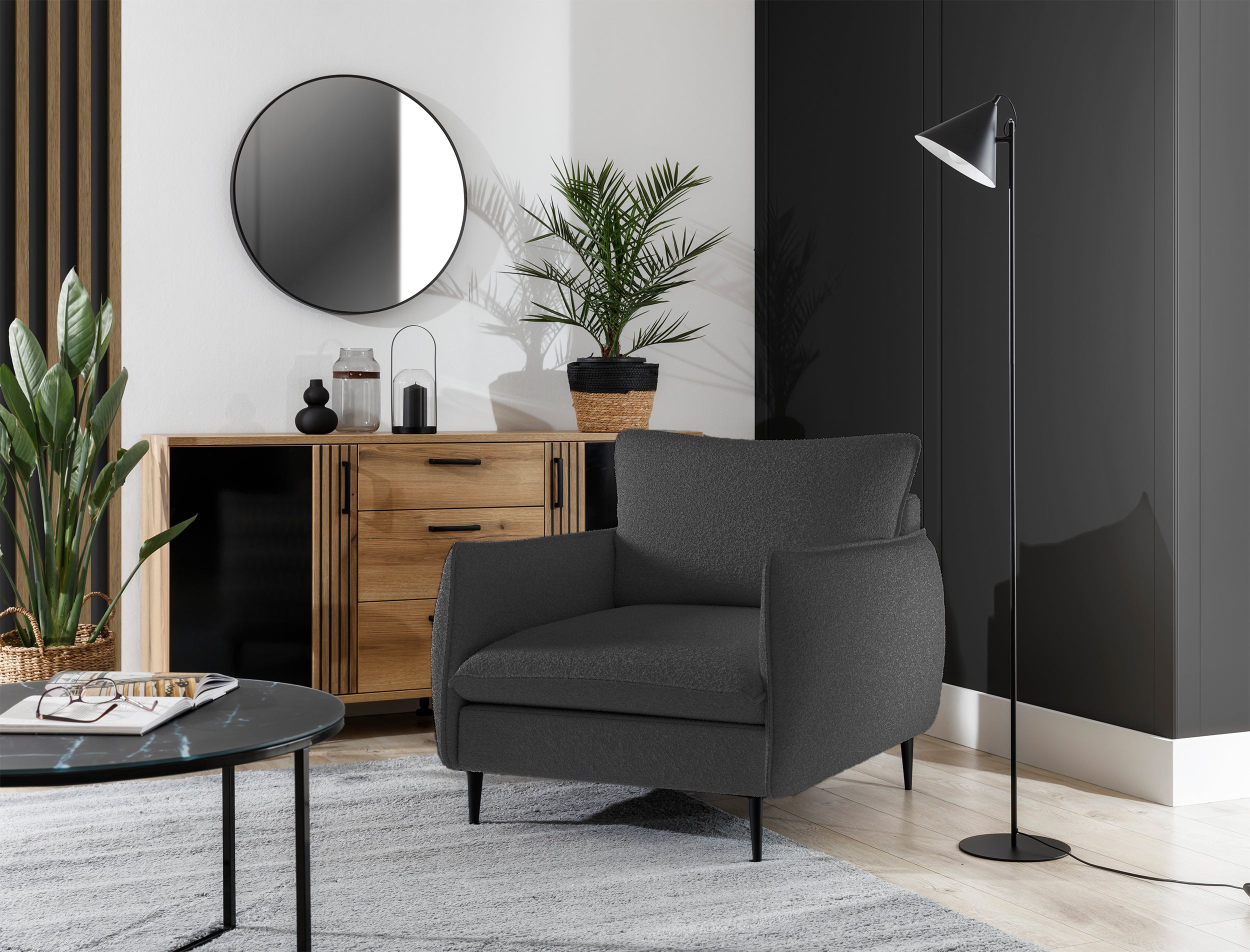 Grafitowy fotel Cambiano z boucle: miękka tekstura i nowoczesny design.