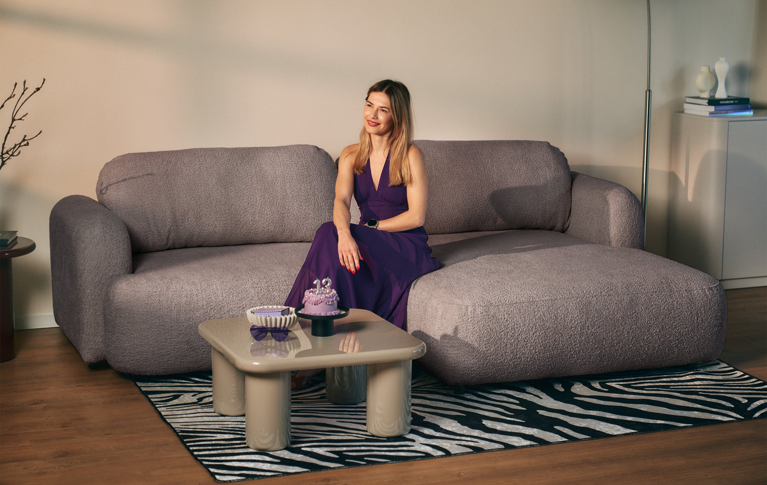 Narożnik z funkcją spania Tvoya L-kształtny prawostronny szarobrązowy boucle
