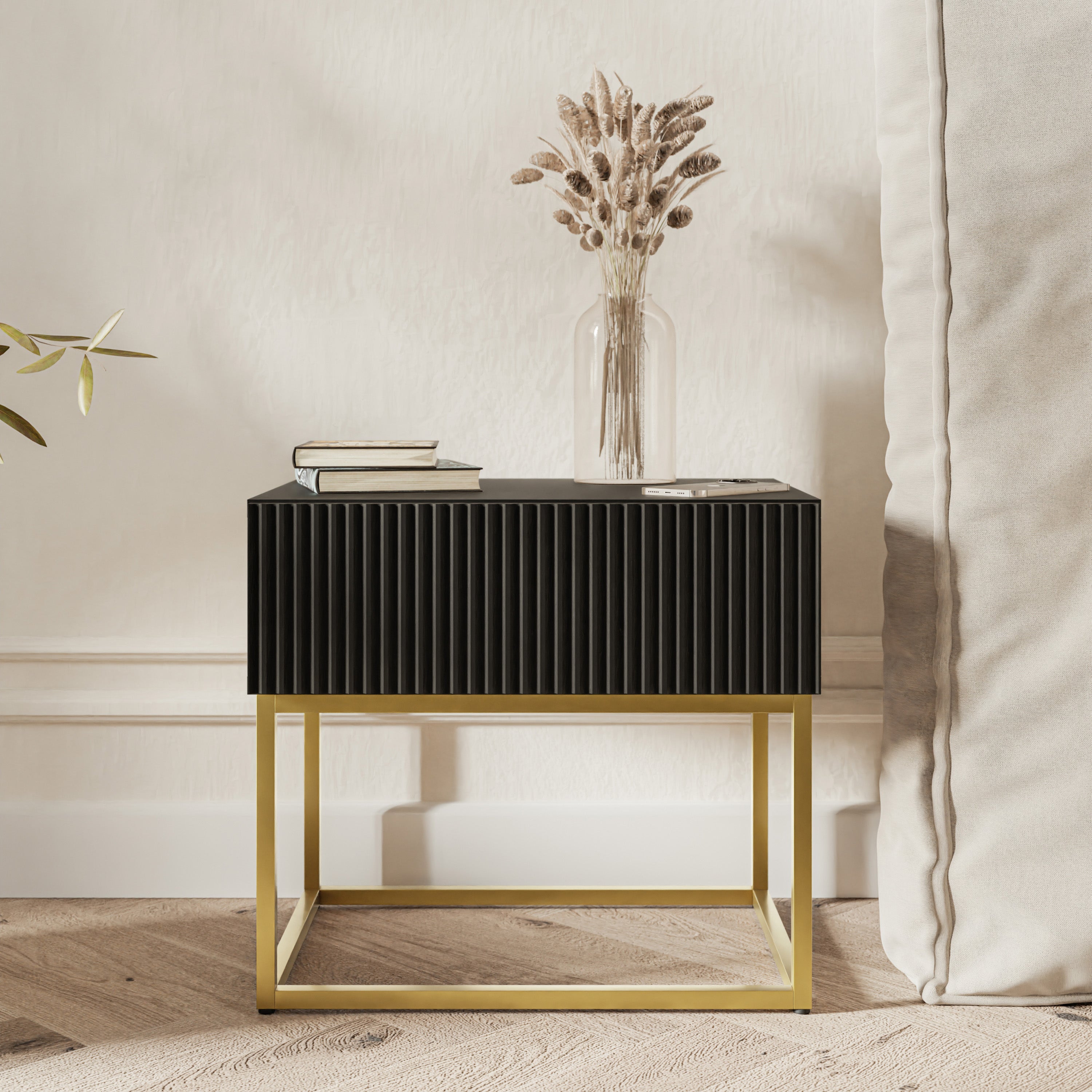Szafka nocna Veldio z frezowanym frontem i szufladą 50 cm Czarna ze złotymi nogami
