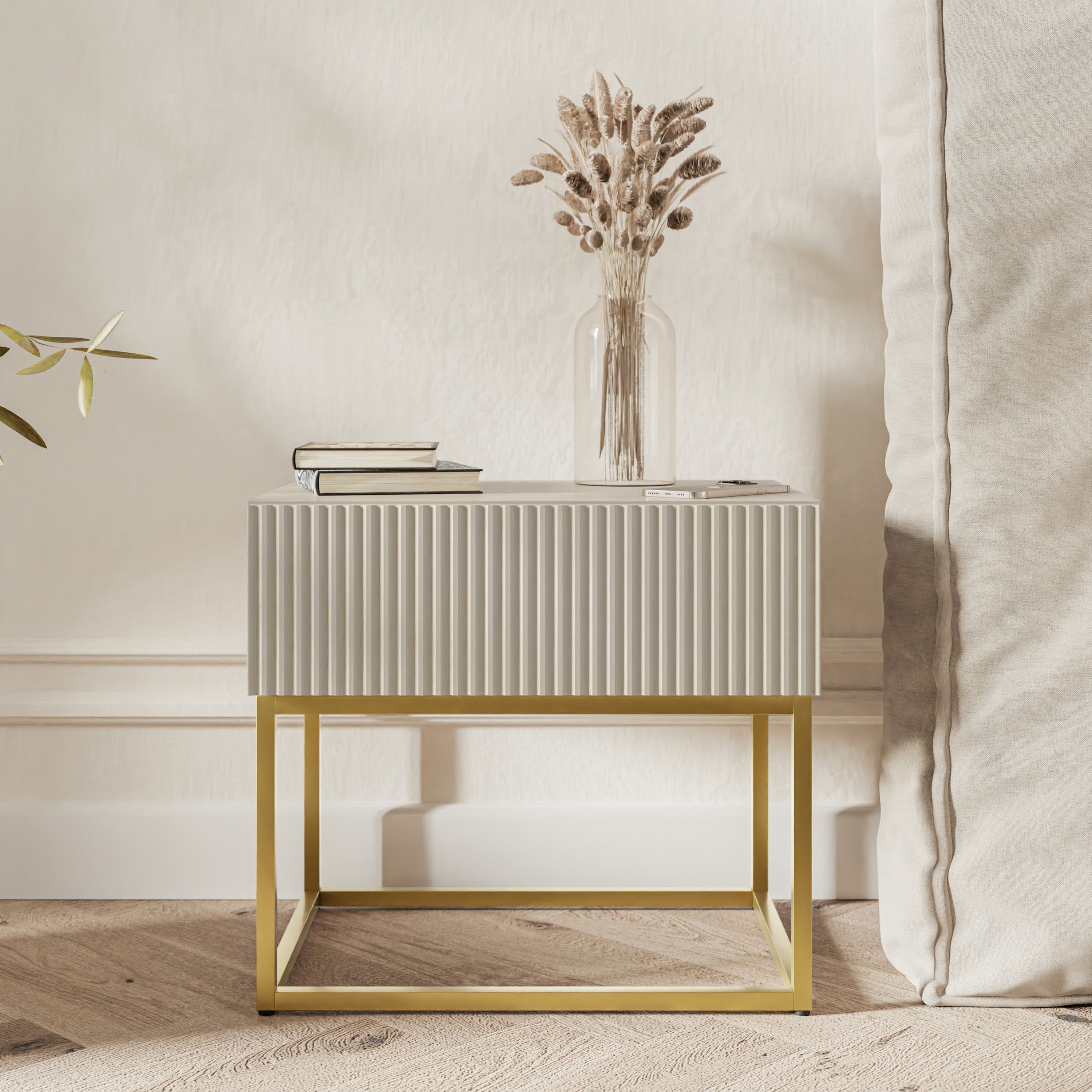 Szafka nocna Veldio z frezowanym frontem i szufladą 50 cm Szary beż ze złotymi nogami