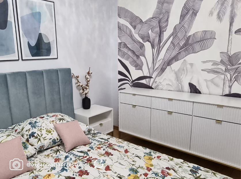 Komoda trzydrzwiowa Vellore 154 cm biała z ryflowanymi frontami i złotym stelażem