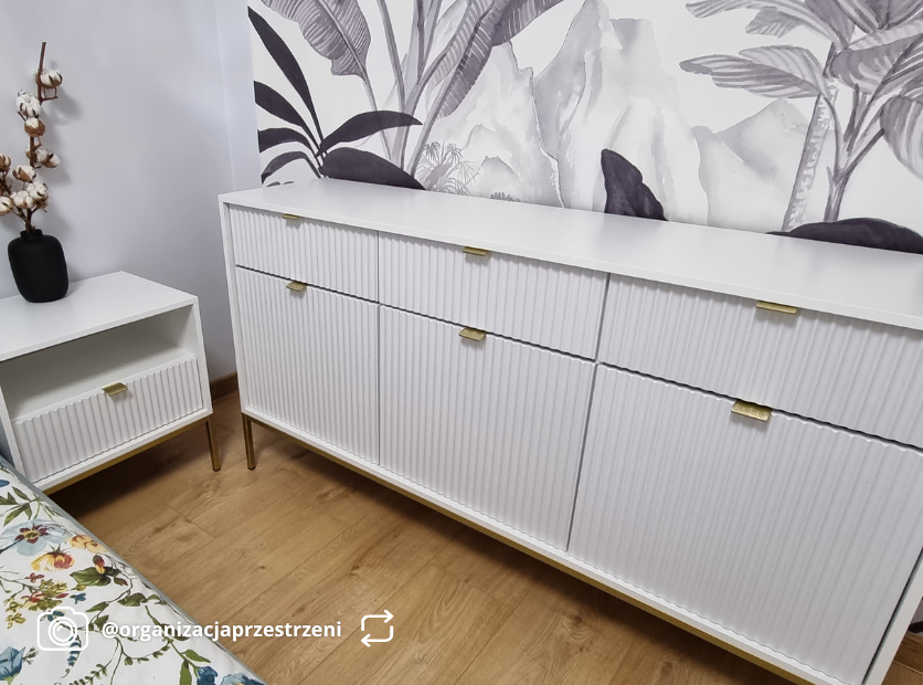 Szafka nocna Vellore 54 cm biała z ryflowanym frontem i złotym stelażem