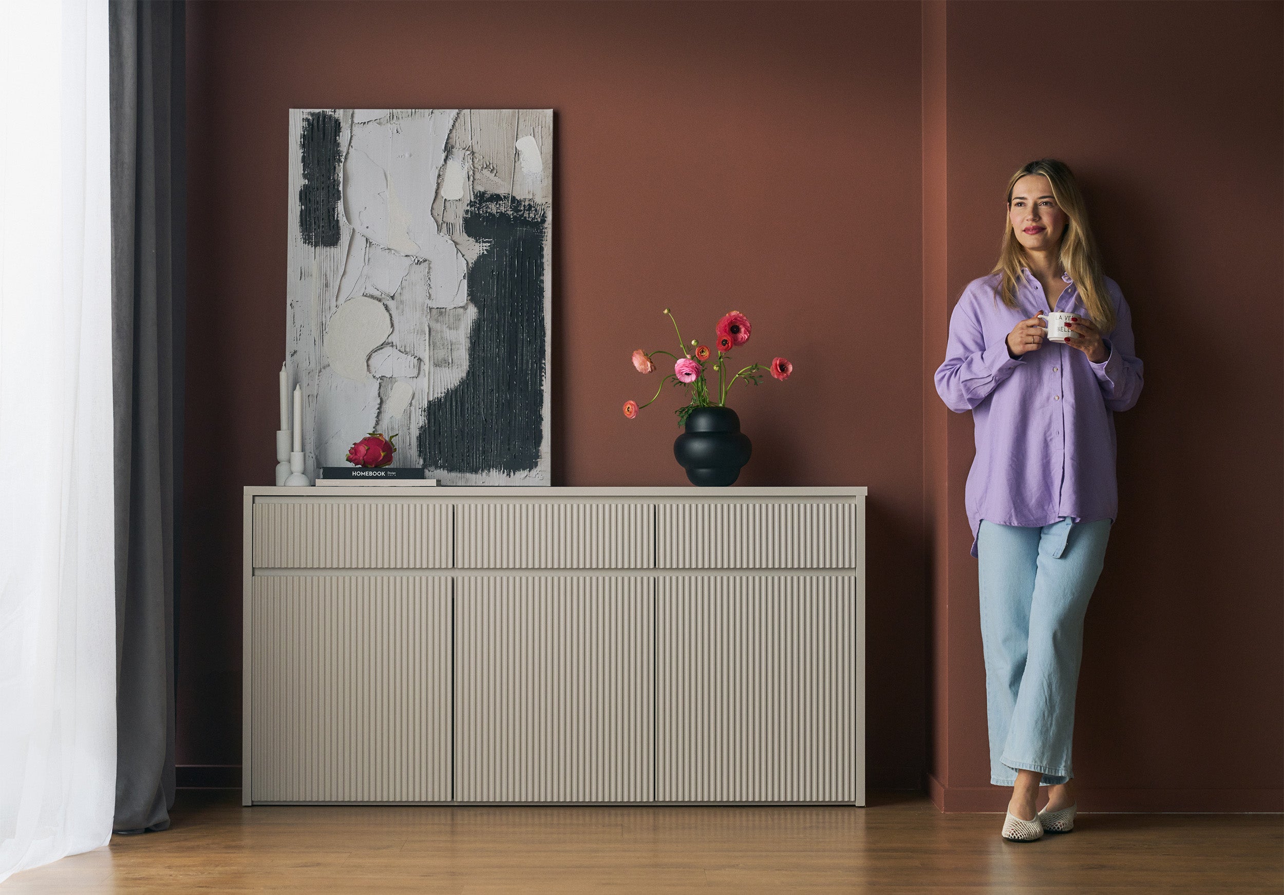 Komoda trzydrzwiowa Vemmi z trzema szufladami 155 cm z ryflowanym frontem kaszmir