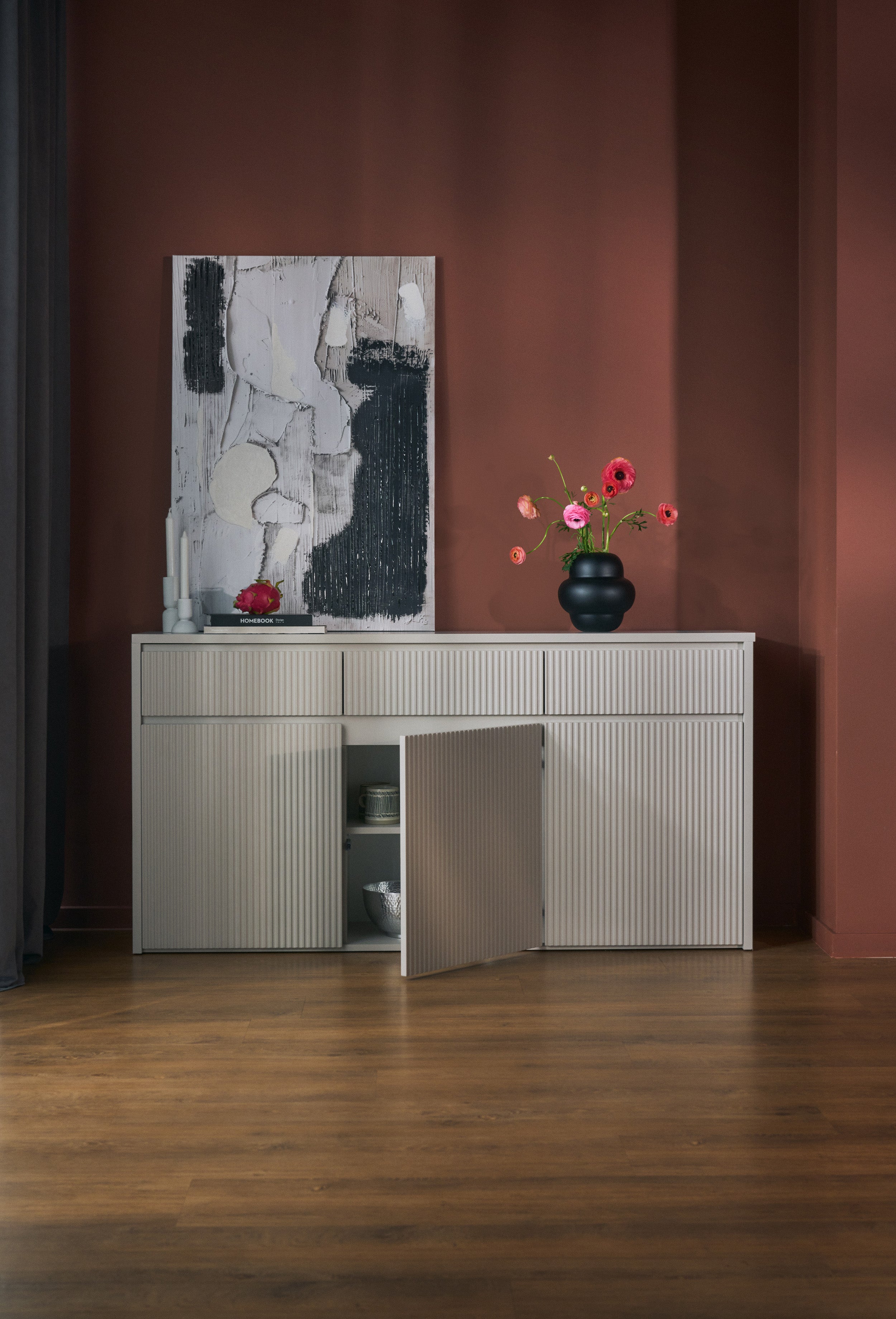 Komoda trzydrzwiowa Vemmi z trzema szufladami 155 cm z ryflowanym frontem kaszmir