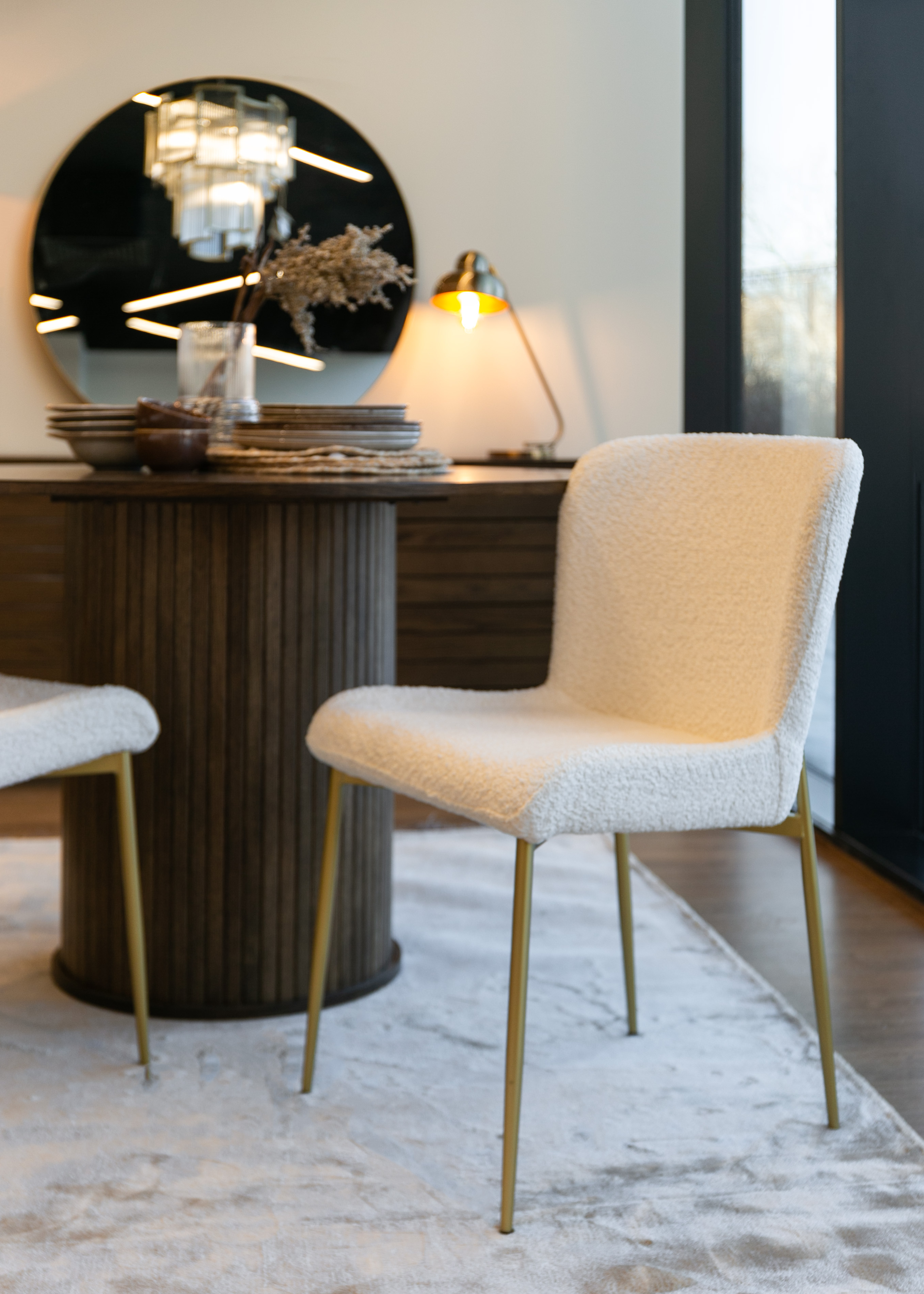 Krzesło tapicerowane Neul biały bouclé na złotych nogach