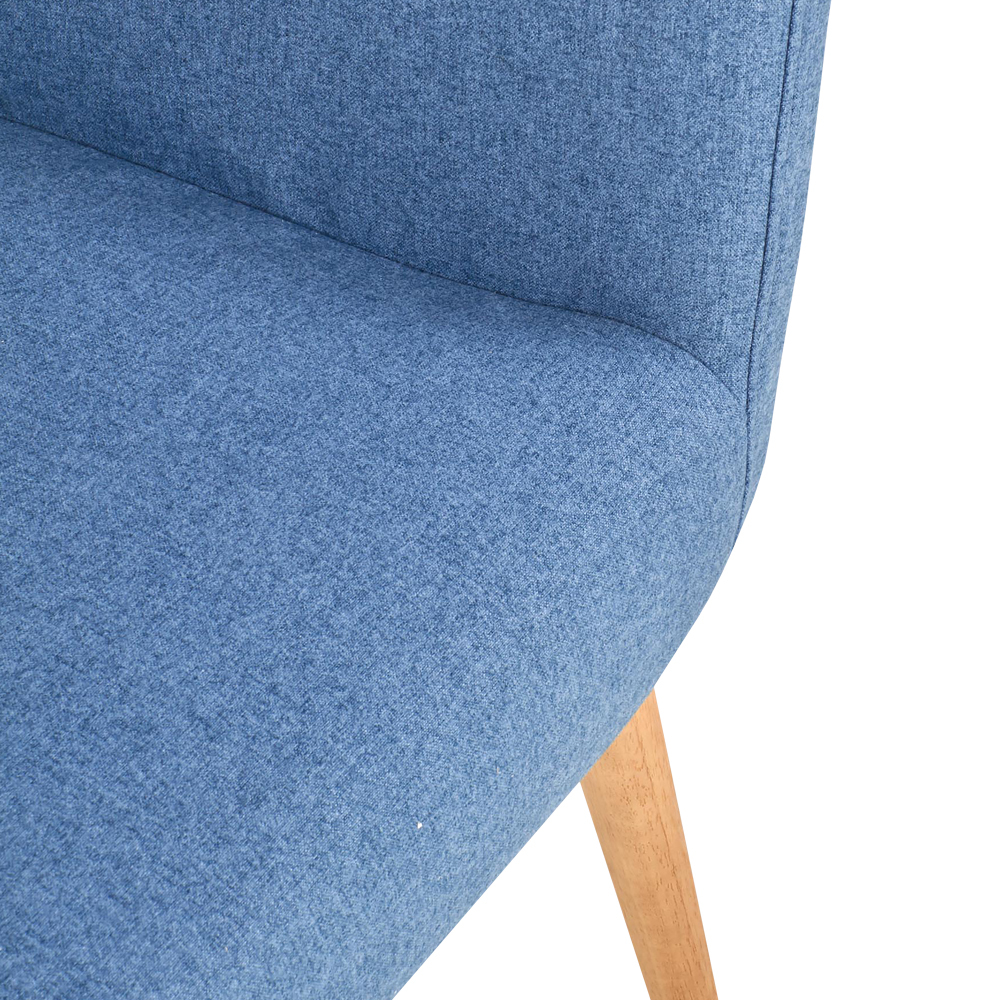 Fotel Emifban na drewnianych nogach - niebieskie tapicerowanie