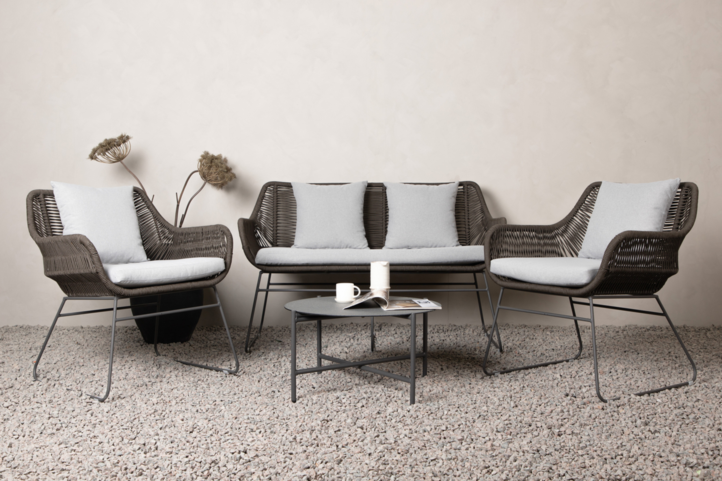 Zestaw mebli ogrodowych Tivelly z sofą, dwoma fotelami  i stolikiem kawowym ciemnoszary/brązowy
