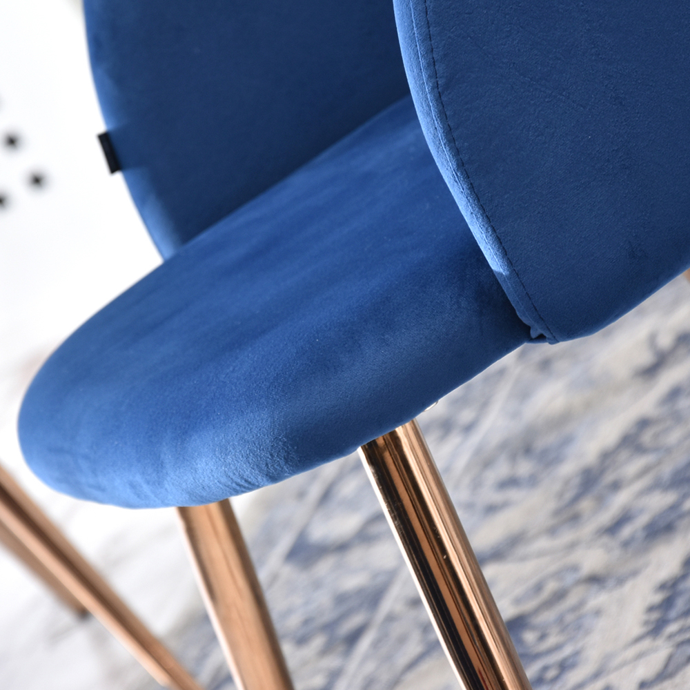 Zestaw dwóch krzeseł Gary niebieskie na miedzianych nogach tapicerowane z podłokietnikami
