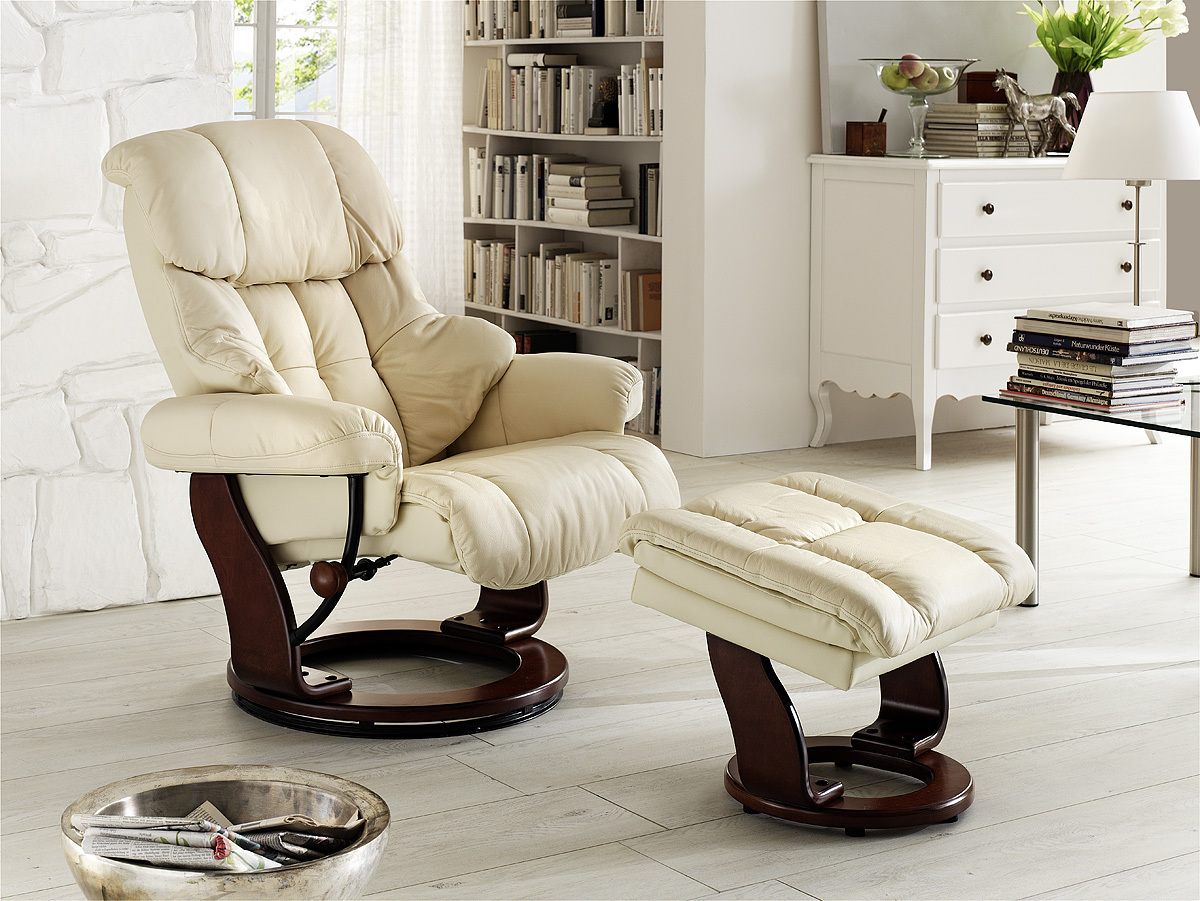 Fotel wypoczynkowy Callock z funkcją relaks i podnóżkiem orzech/kremowy