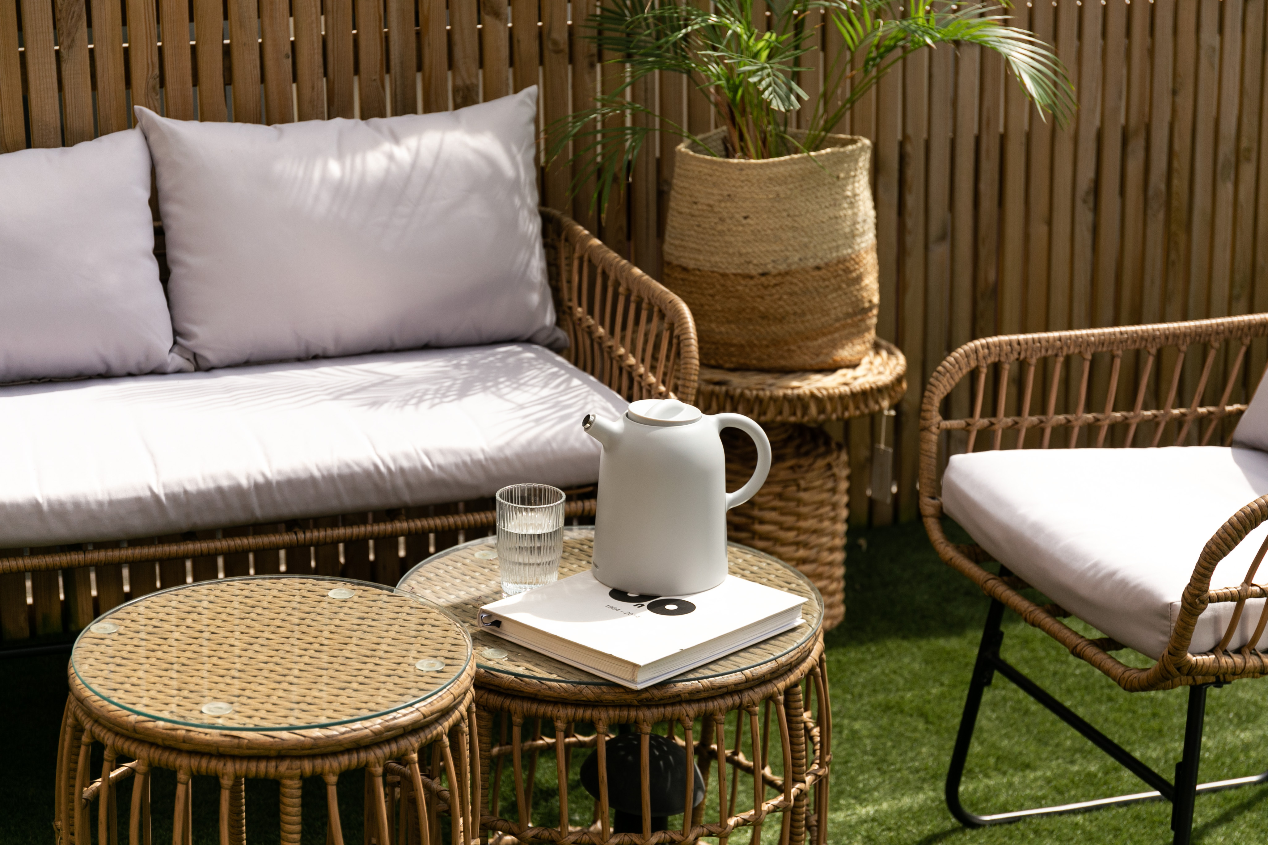 Zestaw mebli ogrodowych Titawin sofa z dwoma fotelami i dwoma stolikami