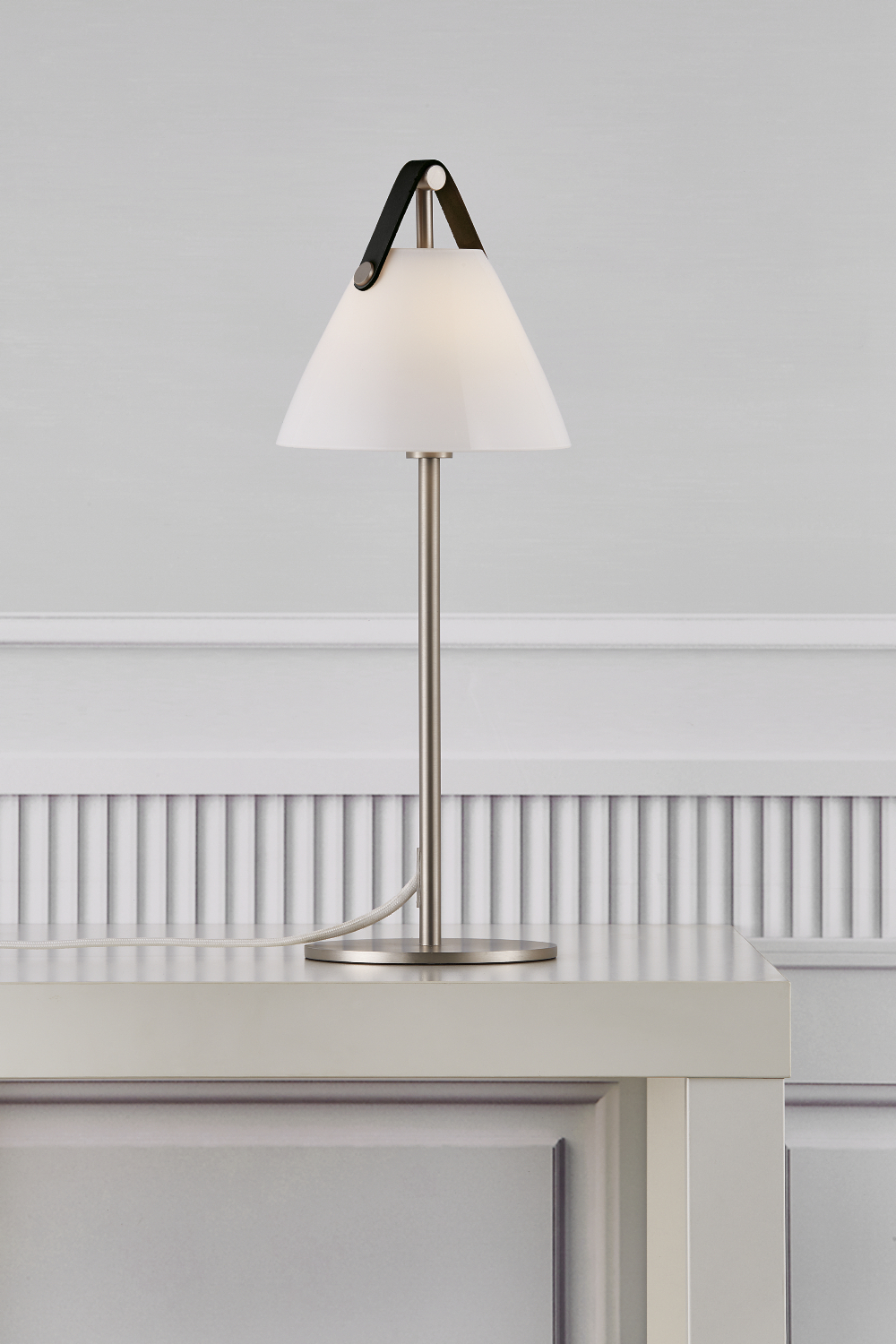 Lampa stołowa Strap srebrna ze skórzanym paskiem