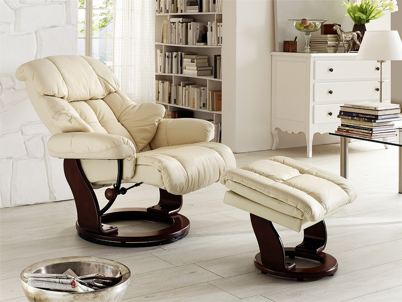 Fotel wypoczynkowy Callock z funkcją relaks i podnóżkiem orzech/kremowy