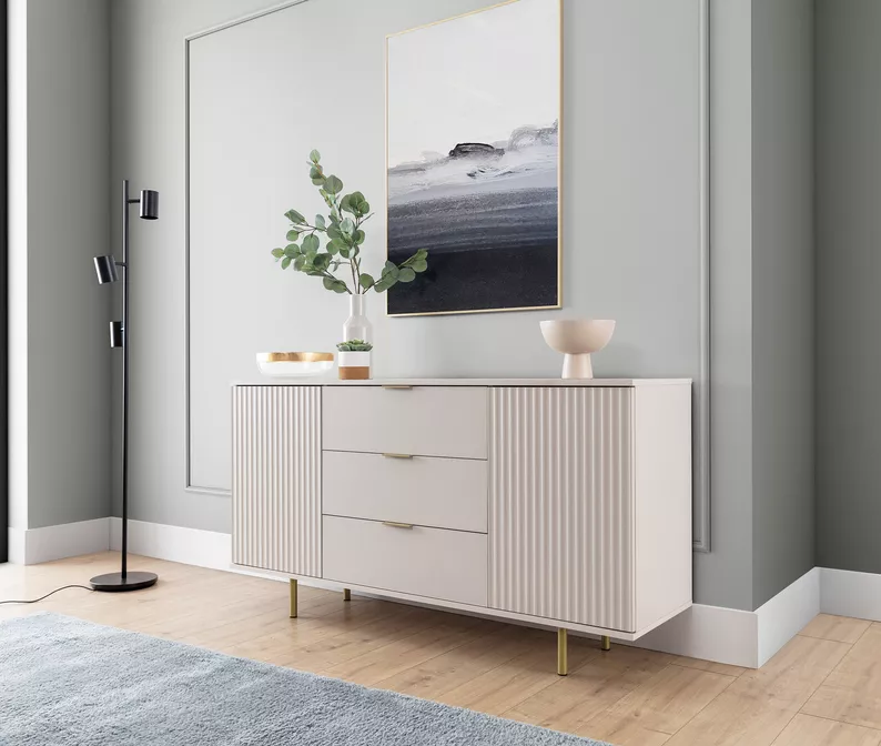 Komoda dwudrzwiowa Klazby 150 cm z trzema szufladami kaszmir lamele