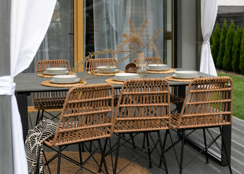Stół ogrodowy Tiower szary z sześcioma krzesłami ogrodowymi Alviano