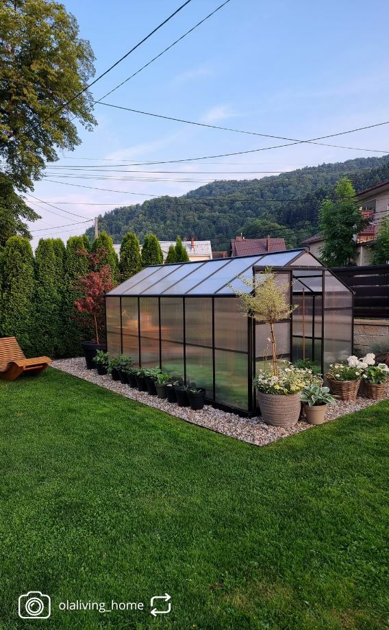 Szklarnia ogrodowa aluminiowa poliwęglanowa 6,72 m2 sześciosekcyjna z fundamentem 184x365 cm czarna