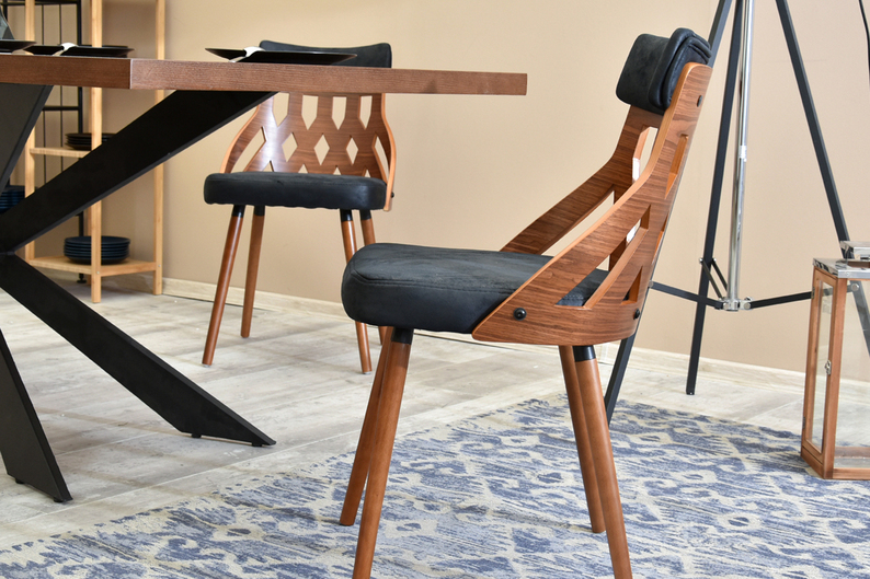 Krzesło Crabi czarny-orzech z ażurowym oparciem z fornirowanej sklejki