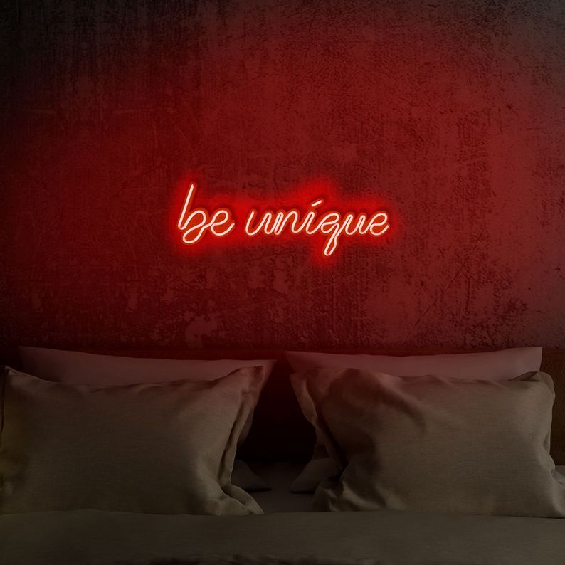 Neon na ścianę Letely z napisem Be Unique czerwony