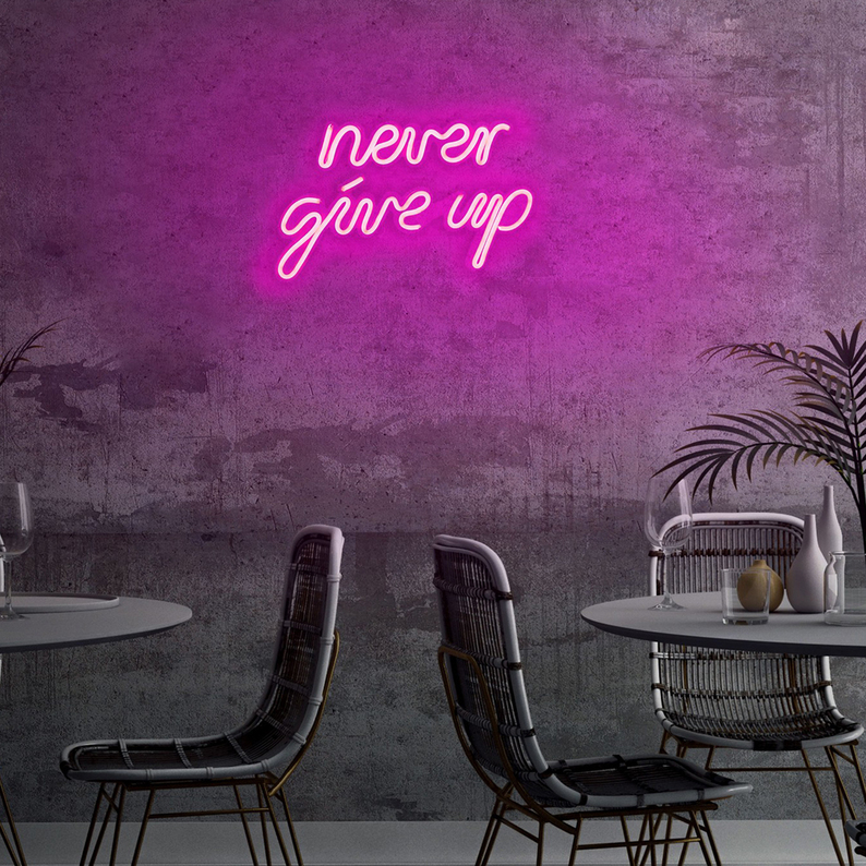 Neon na ścianę Letely z napisem Never Give Up różowy