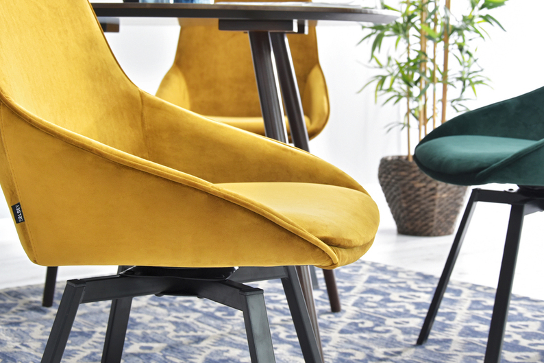 Krzesło tapicerowane Yanii z podłokietnikami złote na czarnej podstawie