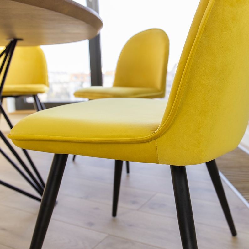 Krzesło tapicerowane Tony żółte na czarnych nogach ze stali