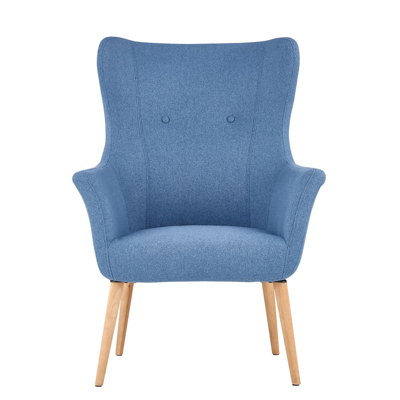 Fotel Emifban na drewnianych nogach - niebieskie tapicerowanie