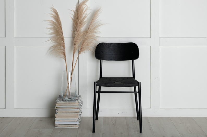 Krzesło drewniane Blimment plecione siedzisko czarne
