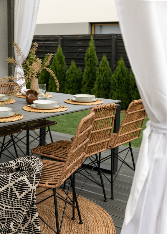 Stół ogrodowy Tiower szary z sześcioma krzesłami ogrodowymi Alviano