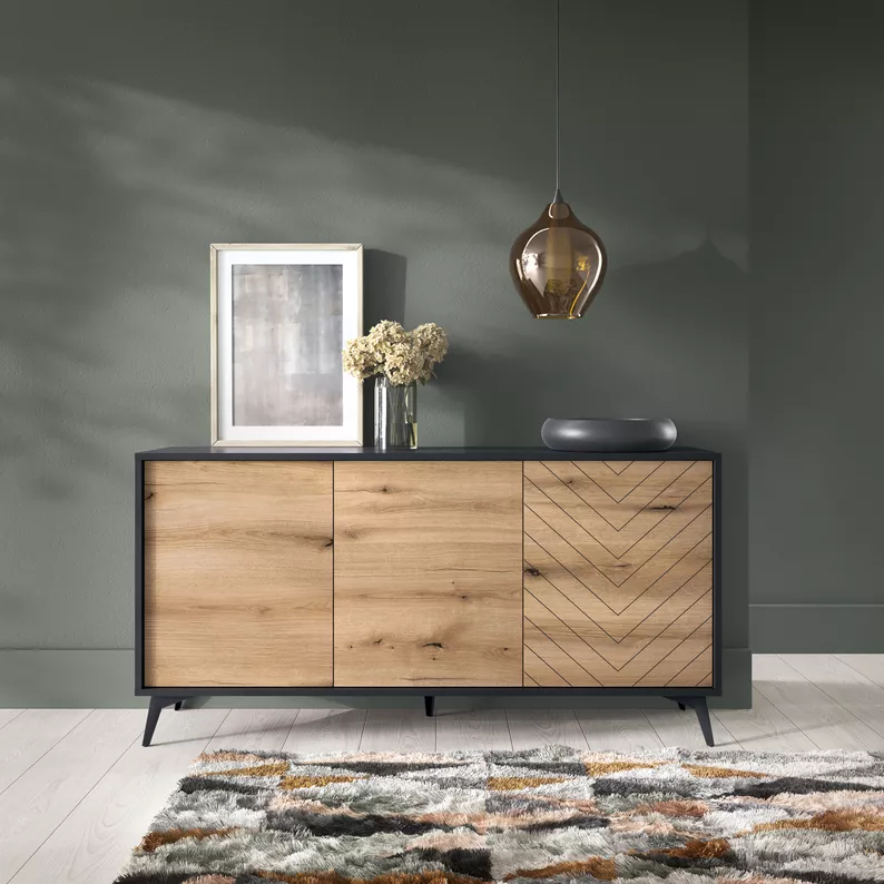 Komoda trzydrzwiowa Boulia 154 cm czarna/dąb Evoke jodełka