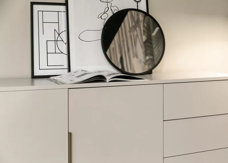 Komoda dwudrzwiowa Viviaro z trzema szufladami 154 cm kaszmir