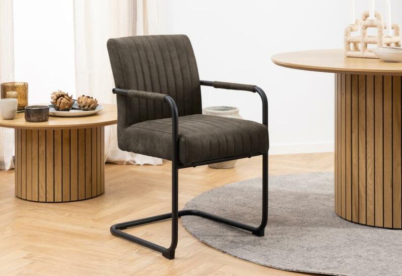 Krzesło tapicerowane Colbre antracytowe na metalowej podstawie z podłokietnikami velvet